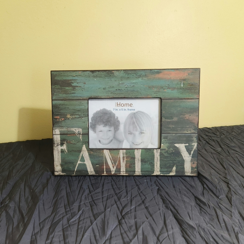 iHome Rustic Green and Brown Family Photo Frame